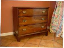 A small Georgian 3 drawer chest