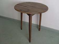A 19thC oak cricket table