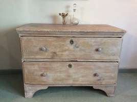 A Georgian 2 drawer pine chest