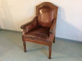 A leather and oak throne chair