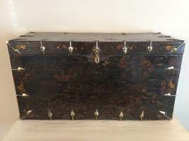 A Chinese chinoiserie trunk