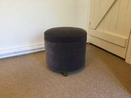 A French cylindrical stool